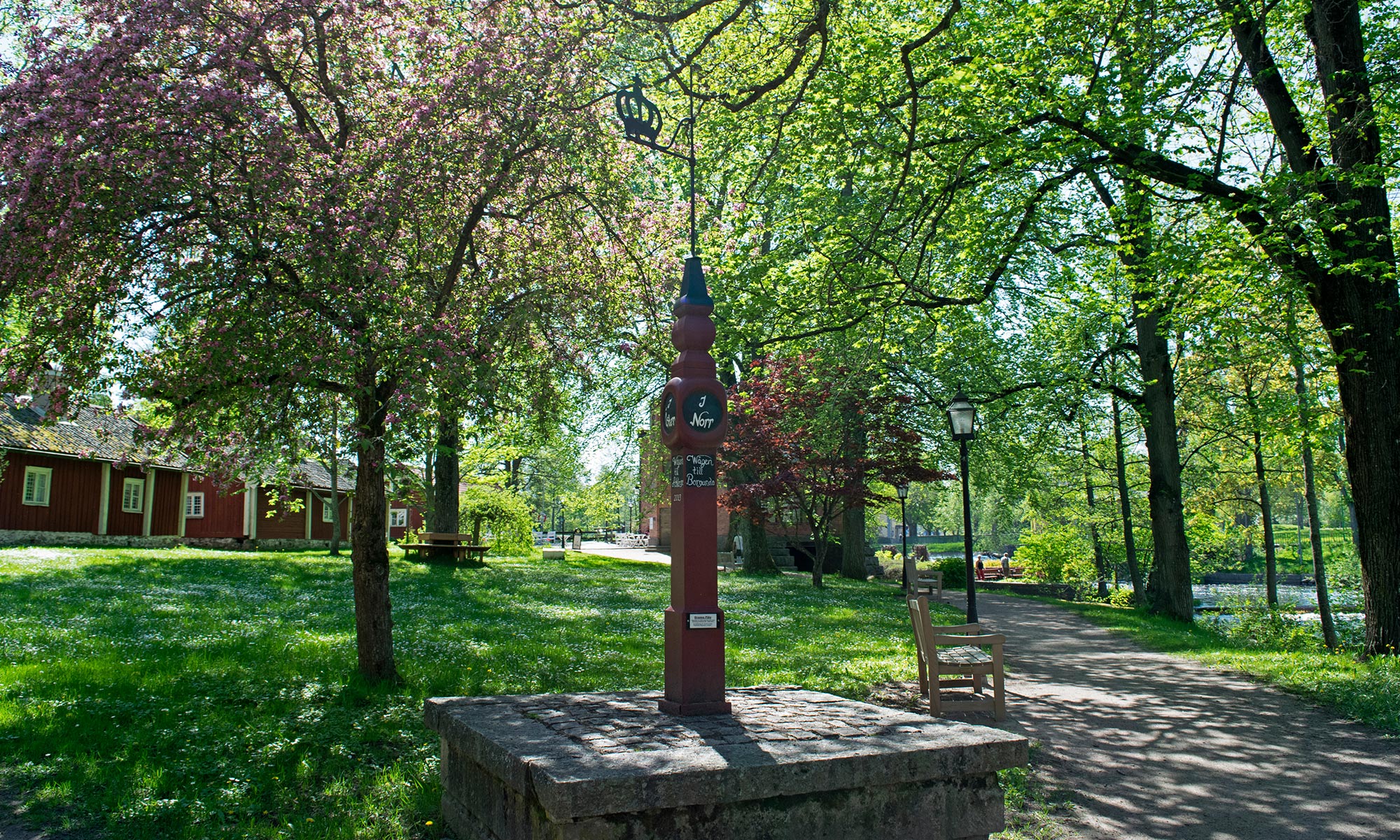 Historiskt monument i en park